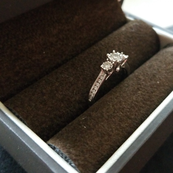 Engagement ring - Picture 2 of 3